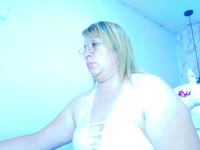 Mit ihren üppigen Kurven und einem Körper, der vor Lust nur so strotzt, weiß sie genau, wie sie dich erregen kann. Ihr blondes Haar unterstreicht ihren verschmitzten Blick, und ihre Erfahrung macht jedes Treffen zu einer unwiderstehlichen Reise voller Lust und Versuchung. Sie wird dich mit ihrer reifen Sinnlichkeit, ihren üppigen Attributen und ihrer unverschämt provokanten Art, mit deinen Wünschen zu spielen, in ihren Bann ziehen.