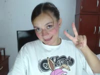 Soy una chica inocente  que irradia pureza y frescura en mi mirada y en mi sonrisa. Siempre  reflejo curiosidad y asombro ante el mundo que me rodea. Mis  ojos brillan por ti con una luz interior deseo y placer.