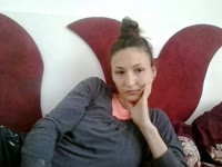 Bună, sunt Sonya și vreau să mă distrez aici cu tine, îmi place să mă masturbez în fața camerei cu băieți cool, îmi plac vibratoarele mai mult decât pe ea, vreau să mă masturbem împreună, vino în camera mea