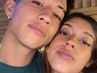 cam couple playing with sextoy MikeAndEva