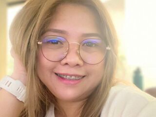 naked girl with webcam masturbating with vibrator ChloeJane