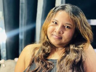 camgirl masturbating with vibrator CristinaSamy