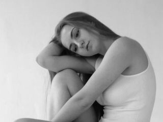cam girl fingering pussy CwenGammell