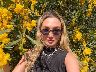 topless camgirl DelaineClowerd