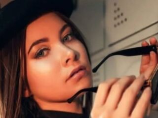 nude camgirl picture ElodiRose