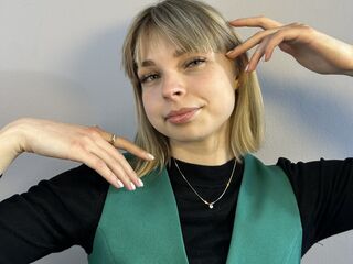 live webcam performer EmelineBurrough