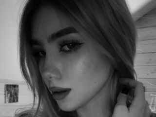 naked camgirl EmmaBlond