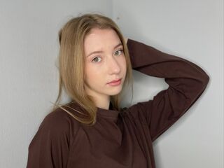camgirl playing with dildo JulianaDarter