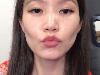 cam girl playing with vibrator KiraMinxy