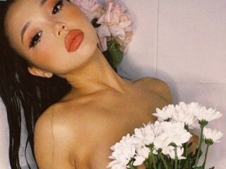 hot cam girl fingering shaved pussy LeonaBellmont