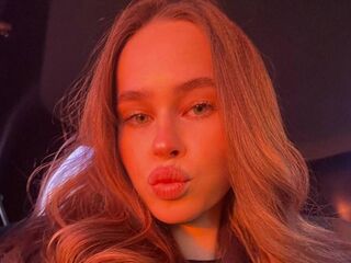 camgirl playing with sextoy LeoneTanton