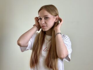 masturbating webcam girl MaudBasil