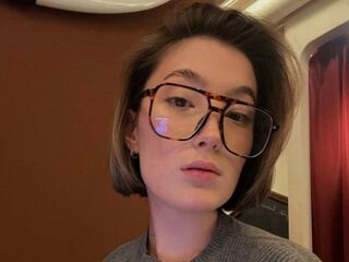 naked cam girl masturbating with vibrator SheilaSweezer