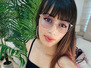 beautiful camgirl YiyisRebel